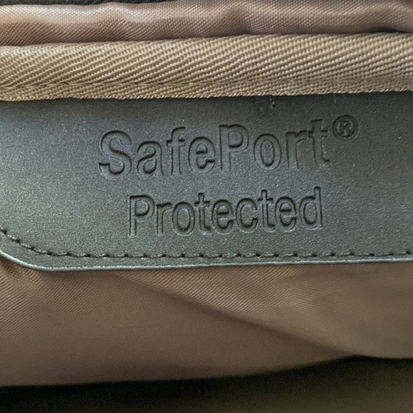 Targus Corporate Traveler Laptop Bag in Black - Picture 7 of 16